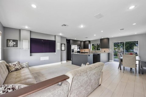House in Miami, Florida 3 bedrooms, 101.45 sq.m. № 1942140 - photo 3
