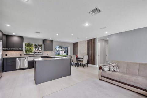 House in Miami, Florida 3 bedrooms, 101.45 sq.m. № 1942140 - photo 8