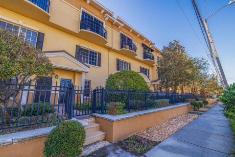 Adosado en venta en Tampa, Florida, 2 dormitorios, 125.33 m2 № 2106898 - foto 2