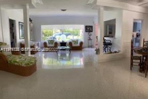 Снять в аренду виллу или дом в Майами-Бич, Флорида 3 спальни, 174.1м2, № 2005143 - фото 2