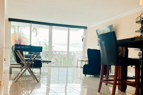 Condo in Hallandale Beach, Florida, 2 bedrooms № 1988697 - photo 27