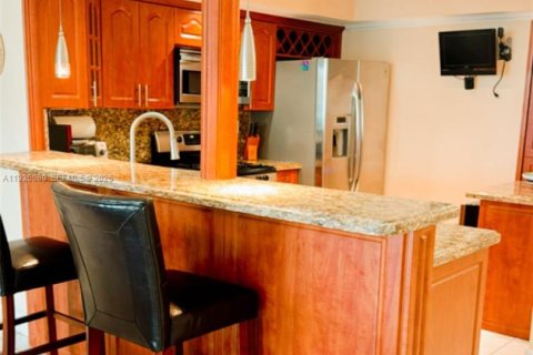 Condo in Hallandale Beach, Florida, 2 bedrooms № 1988697 - photo 25