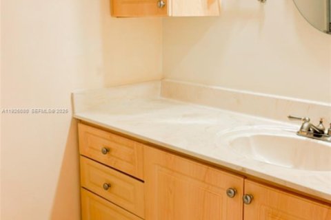 Condo in Hallandale Beach, Florida, 2 bedrooms № 1988697 - photo 20