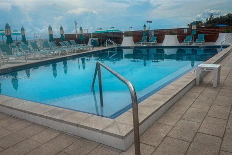 Condo in Hallandale Beach, Florida, 2 bedrooms № 1988697 - photo 29