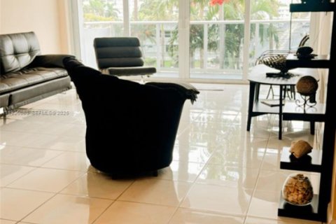 Condo in Hallandale Beach, Florida, 2 bedrooms № 1988697 - photo 16