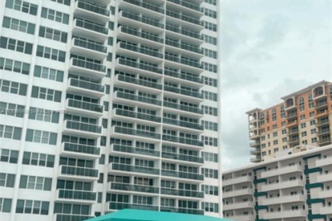 Condo in Hallandale Beach, Florida, 2 bedrooms № 1988697 - photo 30