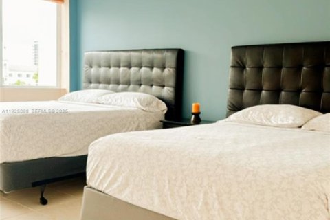 Condo in Hallandale Beach, Florida, 2 bedrooms № 1988697 - photo 21