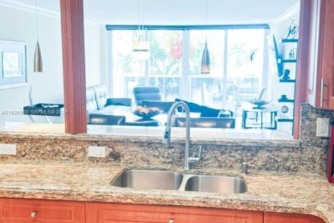 Condo in Hallandale Beach, Florida, 2 bedrooms № 1988697 - photo 24