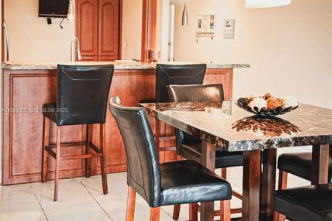 Condo in Hallandale Beach, Florida, 2 bedrooms № 1988697 - photo 17