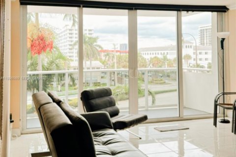 Condo in Hallandale Beach, Florida, 2 bedrooms № 1988697 - photo 26