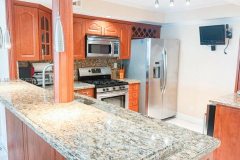 Condo in Hallandale Beach, Florida, 2 bedrooms № 1988697 - photo 18