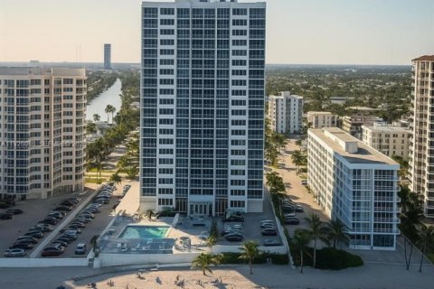 Condo in Hallandale Beach, Florida, 2 bedrooms № 1988697 - photo 1