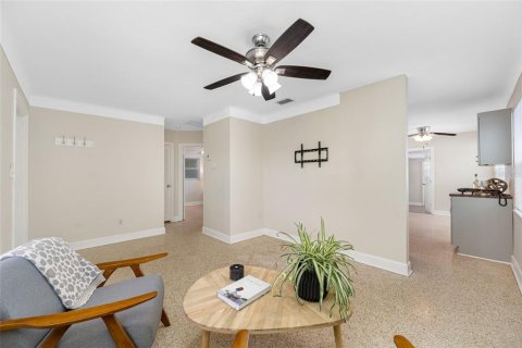 House in Saint Petersburg, Florida 3 bedrooms, 88.44 sq.m. № 1652593 - photo 6