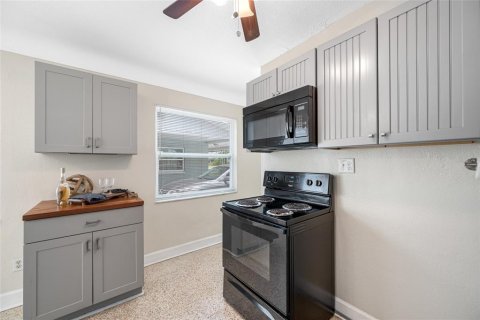 House in Saint Petersburg, Florida 3 bedrooms, 88.44 sq.m. № 1652593 - photo 9