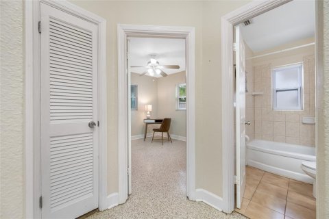 House in Saint Petersburg, Florida 3 bedrooms, 88.44 sq.m. № 1652593 - photo 7