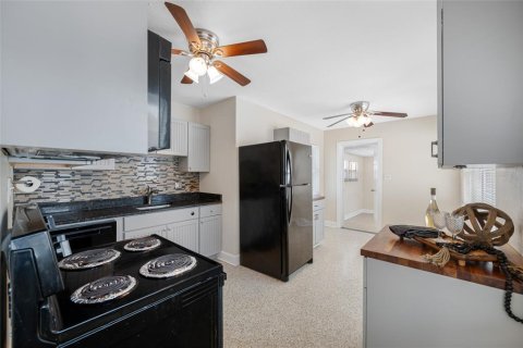 House in Saint Petersburg, Florida 3 bedrooms, 88.44 sq.m. № 1652593 - photo 10