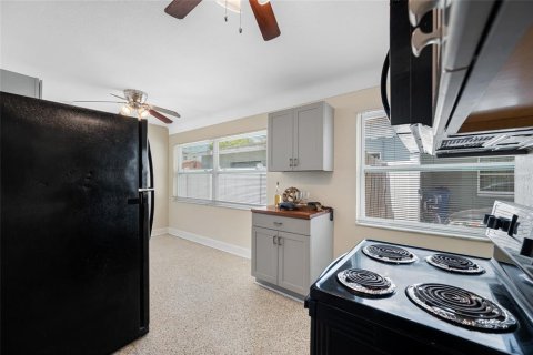 House in Saint Petersburg, Florida 3 bedrooms, 88.44 sq.m. № 1652593 - photo 13