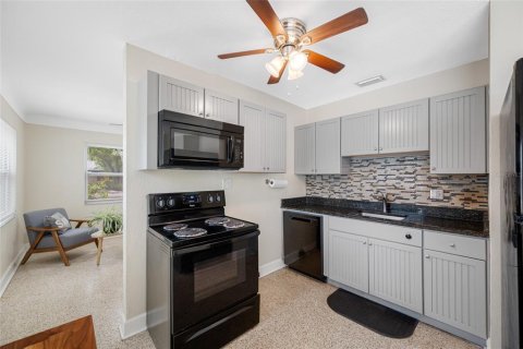 House in Saint Petersburg, Florida 3 bedrooms, 88.44 sq.m. № 1652593 - photo 12