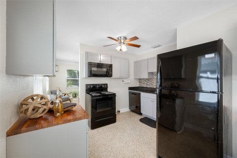 House in Saint Petersburg, Florida 3 bedrooms, 88.44 sq.m. № 1652593 - photo 8