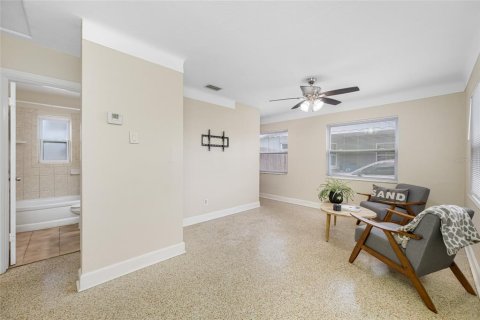 House in Saint Petersburg, Florida 3 bedrooms, 88.44 sq.m. № 1652593 - photo 3