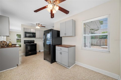House in Saint Petersburg, Florida 3 bedrooms, 88.44 sq.m. № 1652593 - photo 15