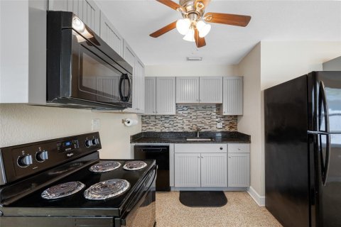 House in Saint Petersburg, Florida 3 bedrooms, 88.44 sq.m. № 1652593 - photo 11