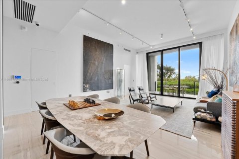 Condo in Miami, Florida, 2 bedrooms  № 1429676 - photo 3