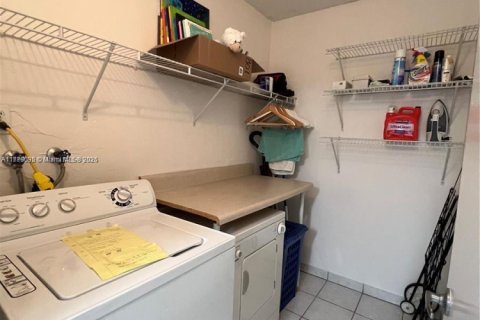 Condominio en alquiler en Surfside, Florida, 1 dormitorio, 78.78 m2 № 2055022 - foto 9