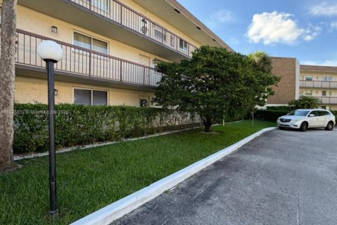 Condo in Plantation, Florida, 2 bedrooms  № 1823865 - photo 1