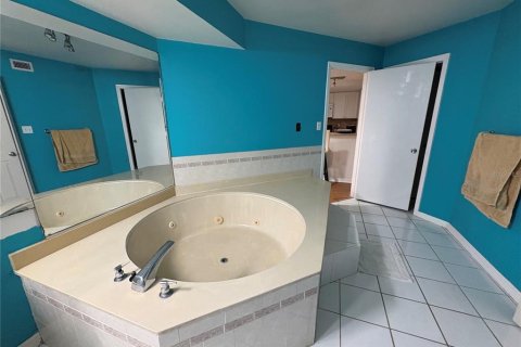 Condo in Palm Harbor, Florida, 2 bedrooms № 2112473 - photo 17
