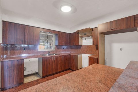 House in Miami, Florida 4 bedrooms, 144.93 sq.m. № 1992647 - photo 6