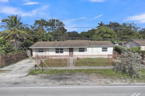 House in Miami, Florida 4 bedrooms, 144.93 sq.m. № 1992647 - photo 4