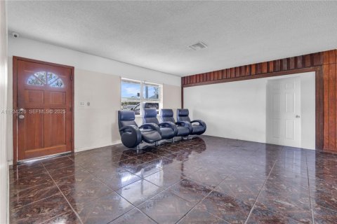 House in Miami, Florida 4 bedrooms, 144.93 sq.m. № 1992647 - photo 18