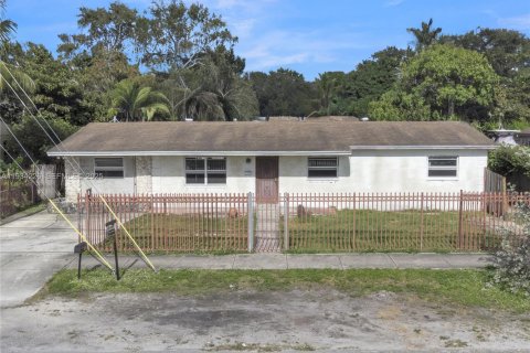 House in Miami, Florida 4 bedrooms, 144.93 sq.m. № 1992647 - photo 3