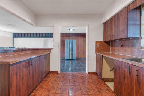 House in Miami, Florida 4 bedrooms, 144.93 sq.m. № 1992647 - photo 9