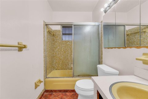 House in Miami, Florida 4 bedrooms, 144.93 sq.m. № 1992647 - photo 17