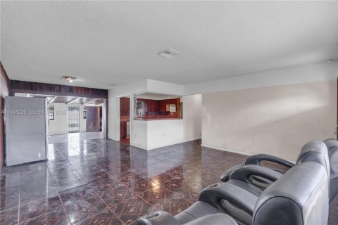 House in Miami, Florida 4 bedrooms, 144.93 sq.m. № 1992647 - photo 19