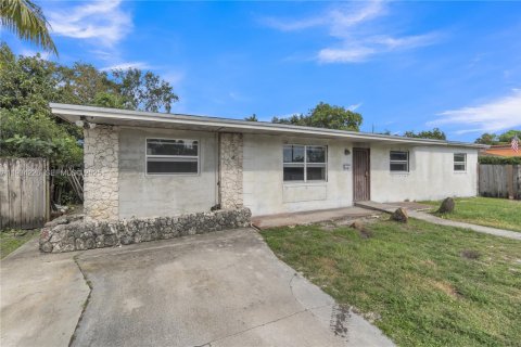 House in Miami, Florida 4 bedrooms, 144.93 sq.m. № 1992647 - photo 1