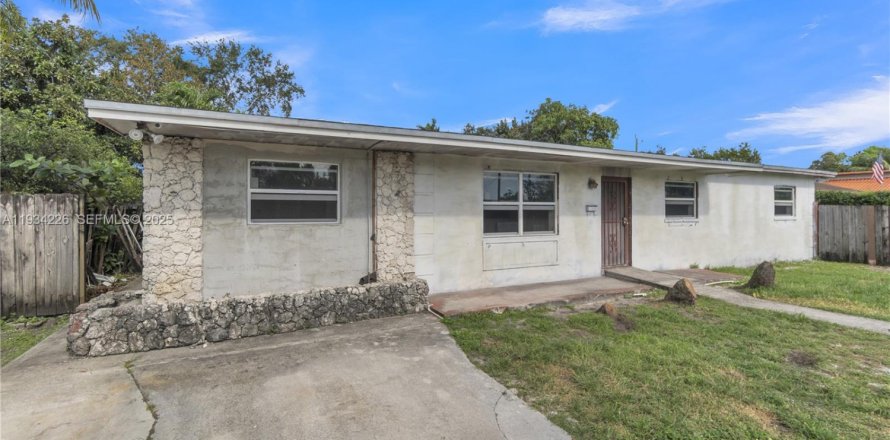 House in Miami, Florida 4 bedrooms, 144.93 sq.m. № 1992647