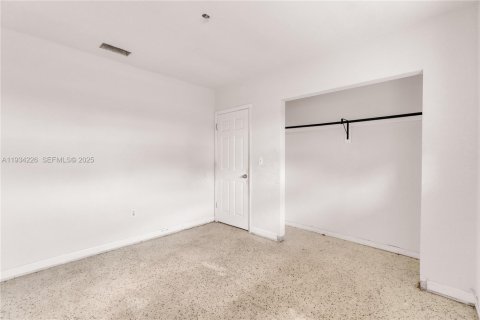 House in Miami, Florida 4 bedrooms, 144.93 sq.m. № 1992647 - photo 16