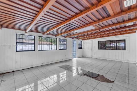 House in Miami, Florida 4 bedrooms, 144.93 sq.m. № 1992647 - photo 23