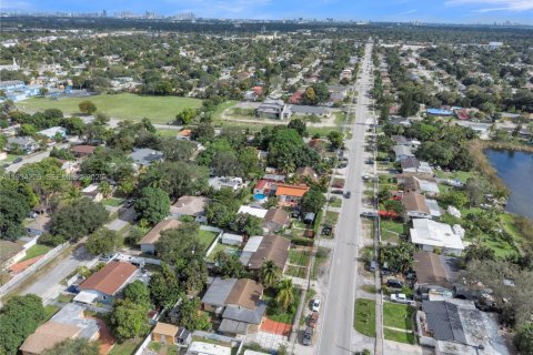 House in Miami, Florida 4 bedrooms, 144.93 sq.m. № 1992647 - photo 29