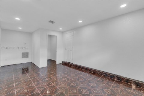 House in Miami, Florida 4 bedrooms, 144.93 sq.m. № 1992647 - photo 11