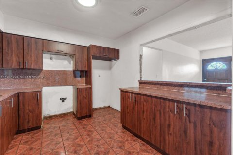 House in Miami, Florida 4 bedrooms, 144.93 sq.m. № 1992647 - photo 7