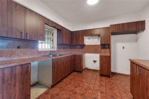 House in Miami, Florida 4 bedrooms, 144.93 sq.m. № 1992647 - photo 8