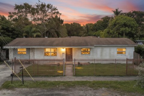 House in Miami, Florida 4 bedrooms, 144.93 sq.m. № 1992647 - photo 5