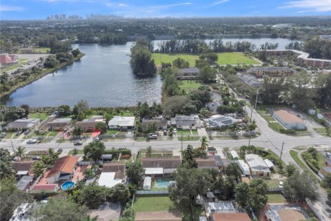 House in Miami, Florida 4 bedrooms, 144.93 sq.m. № 1992647 - photo 28