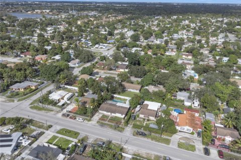 House in Miami, Florida 4 bedrooms, 144.93 sq.m. № 1992647 - photo 30