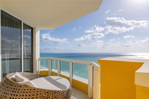 Copropriété à louer à Sunny Isles Beach, Floride: 4 chambres, 254.18 m2 № 2384999 - photo 2