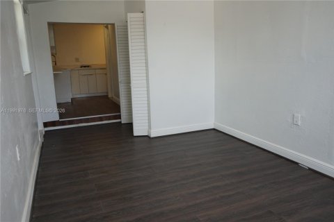 Propiedad comercial en alquiler en Miami, Florida, 1 dormitorio, 178.65 m2 № 2062824 - foto 13